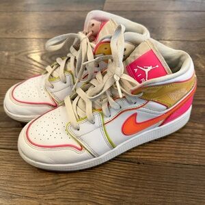 Nike Air Jordan 1 Mid SE GS 'Edge Glow' Kids size 6.5 Women’s 8-8.5